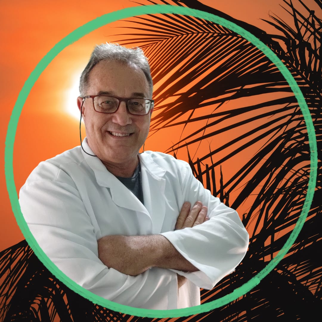 Terapeuta Willians Cardarelli Castelini sorrindo de braços cruzados com seu jaleco branco de atendimento
